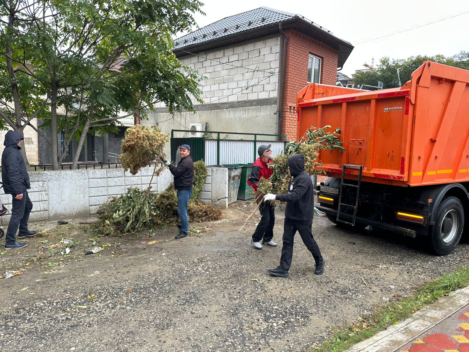 Коллектив МЧС Дагестана и работники подведомственных учреждений министерства приняли участие в субботнике